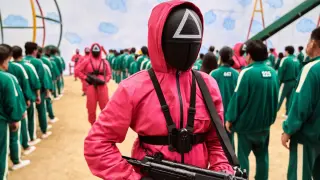 Si el año pasado Bong Joon-ho derribaba en coreano la barrera de los subtítulos con Parásitos, el fenómeno seriéfilo de 2021 ha aniquilado cualquier frontera en ese mismo idioma (obviemos las traducciones). La serie más vista de Netflix es una crítica en chándal verde a la desigualdad social que nos ha hecho temer el escondite inglés y las canicas.