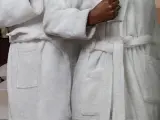 Detalle de dos albornoces atados.
