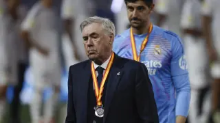 La apabullante derrota del Real Madrid en la final de la Supercopa de España de este domingo, goleado por el eterno rival, el FC Barcelona, abre un periodo de reflexión en el equipo merengue.