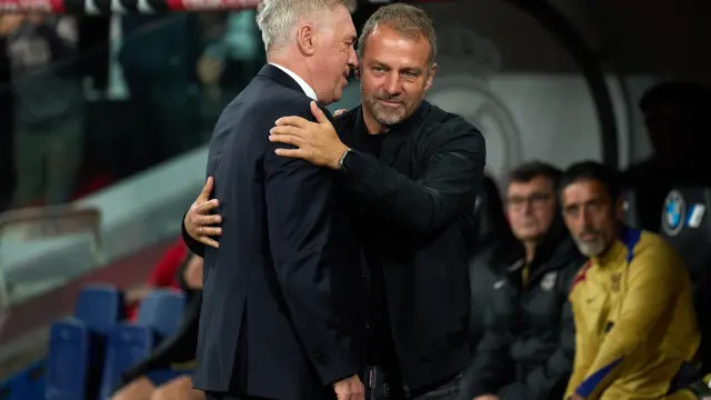 Carlo Ancelotti y Hansi Flick antes de la final de la Supercopa.