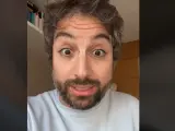 El farmacéutico ha explicado de dónde viene el olor de la ropa nueva.