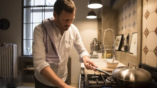 Foto de archivo de un hombre cocinando.