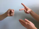 Imagen de archivo de dos personas jugando a 'Piedra, papel o tijera'.