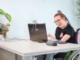Mery trabajando en su proyecto de pósits.