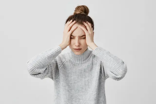 La causa prinicipal de la migraña menstrual es el descenso de estrógenos.