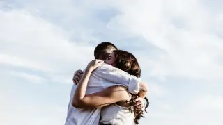 Pareja abrazándose