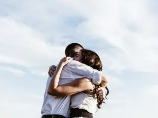 Pareja abrazándose