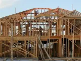 Plataforma de madera de una casa en EE UU.