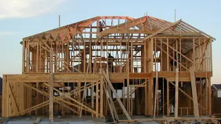 Plataforma de madera de una casa en EE UU.