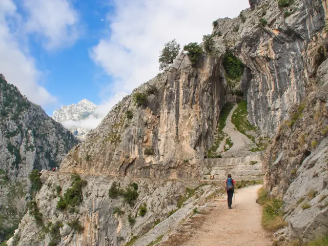 Un joven pasea por la hermosa Ruta del Cares.