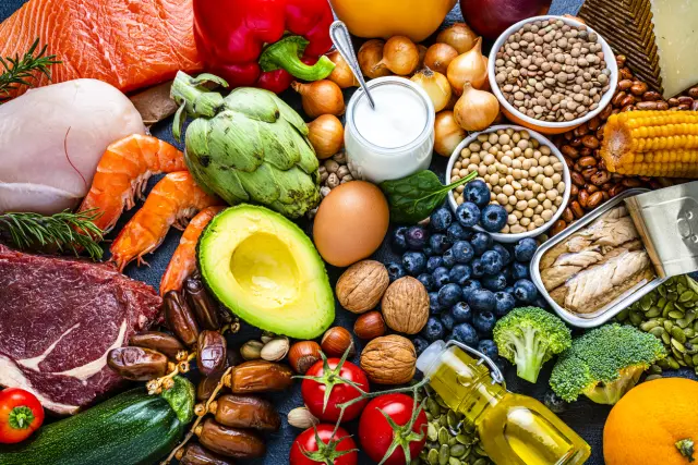 Tener una dieta equilibrada es esencial durante la menopausia.