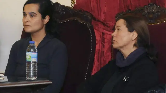 Las acusadas, Montserrat González (d), autora confesa del crimen de la presidenta de la Diputación de León, Isabel Carrasco, y su hija Triana Martínez.