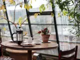 Para ello es necesario abrir las ventanas y puertas de los lugares más frescos de la vivienda, pero solo unos pocos centímetros, con el objetivo de que el aire frío baje y el caliente suba.