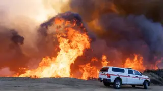 La situación de Los Ángeles no mejora. Es más, amenaza con empeorar, ya que desde este lunes los vientos de Santa Ana volverán a soplar con fuerza.