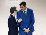 El ministro de la Presidencia, Félix Bolaños (i), que suma Justicia y el presidente del Gobierno, Pedro Sánchez (d).